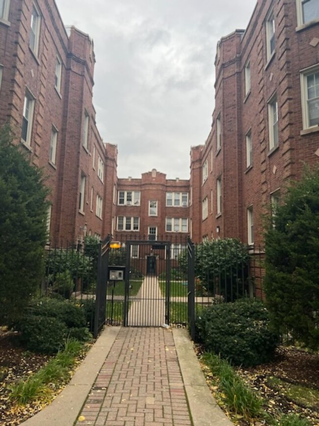Building Photo - Belmont-Cragin One Bed/1 Bath! Cats welcom...