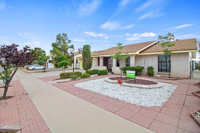 Foto del edificio - 11625 Cedar Crest Dr