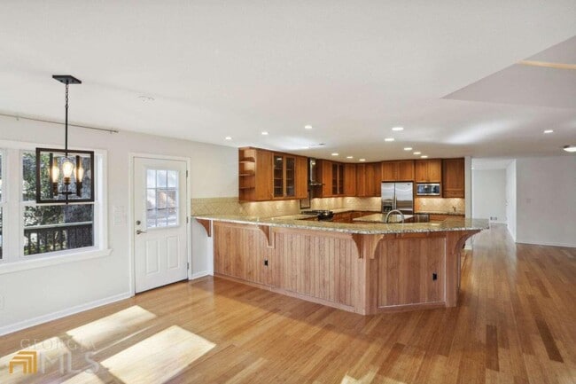 Building Photo - 530 Ramsdale Dr