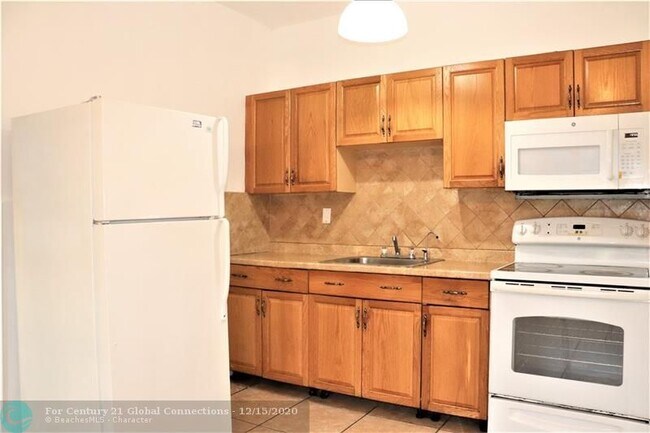 Foto del edificio - 6792 Miramar Pkwy