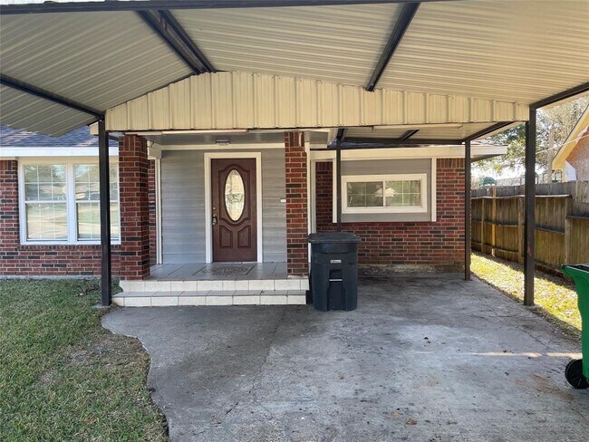 Building Photo - 1209 E Fayle Ave