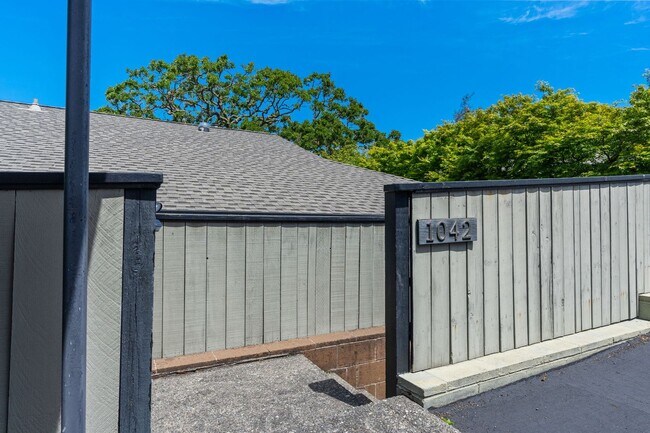 Building Photo - Desirable 3 bed 2 bath Alta Heights Condo