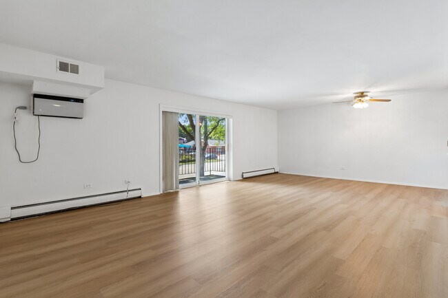Foto del edificio - 2424 E Oakton St