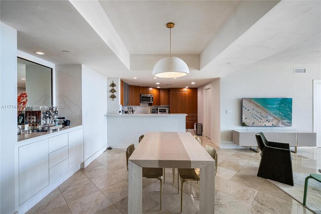 Building Photo - 2627 S Bayshore Dr
