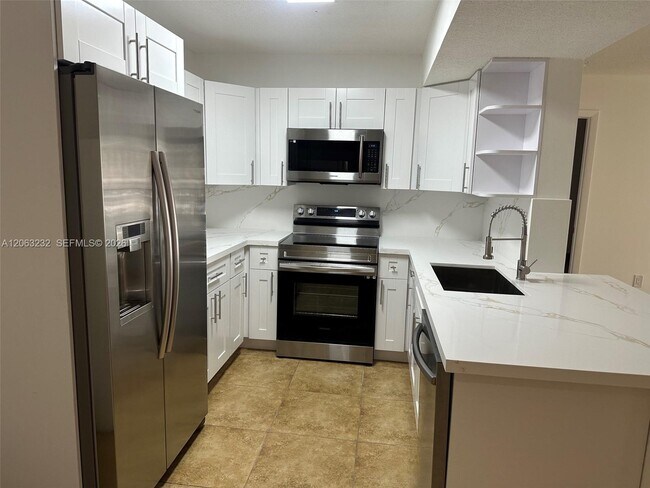 Foto del edificio - 9491 Palm Cir S
