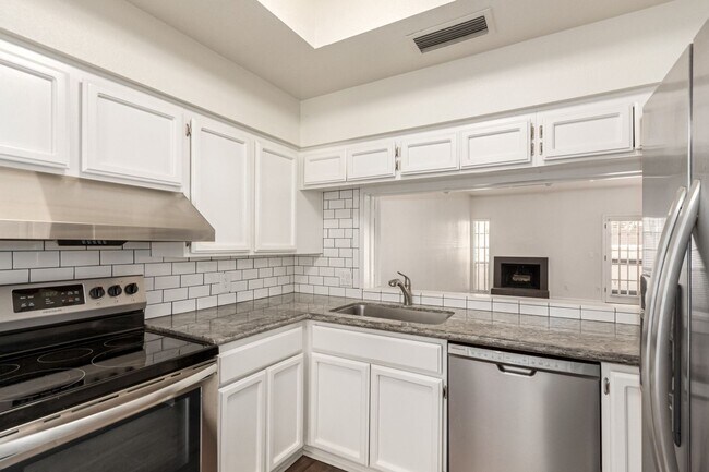 Building Photo - Charming 2BR Condo in Phoenix
