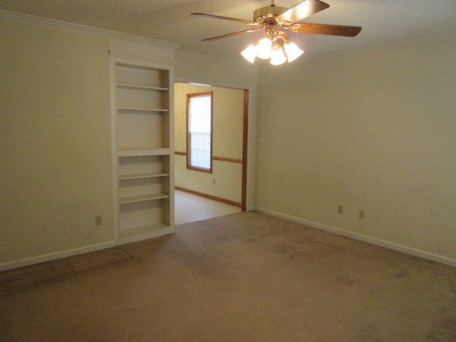 Building Photo - 2024 Essex Dr