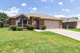 Building Photo - 2105 Woodhaven Dr