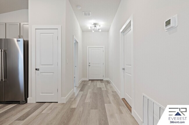 Building Photo - 8 Red Oak Pl