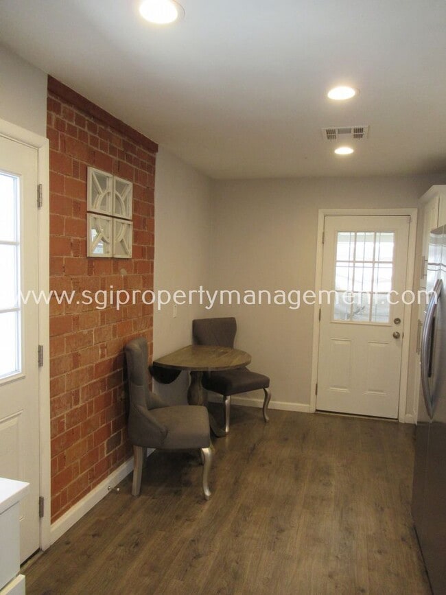 Building Photo - HIGHLY UPGRADED CENTRAL PHOENIX BEAUTY!
