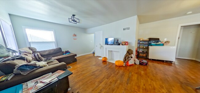 Foto del edificio - 3D Tour Available - Less than 1 Block from...