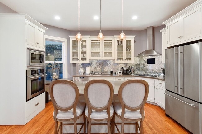 Building Photo - Castro: Fully Furnished Luxury Flat w/ Stu...