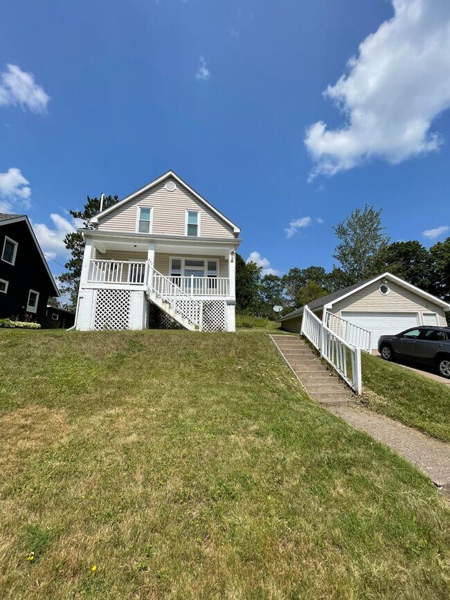 Building Photo - AVAILABLE JULY- 3 Bedroom, 1.5 Bath Home!