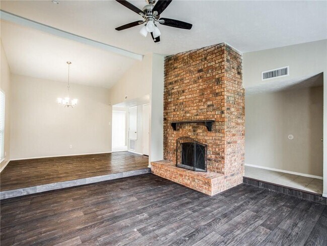 Building Photo - 960 Longhorn Dr