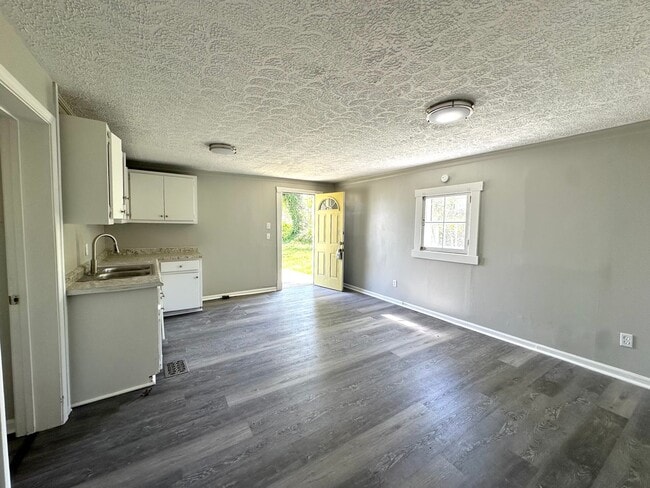 Building Photo - 1102 Batts Blvd