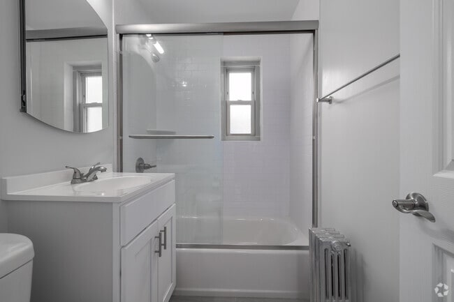 1BR, 1BA - 601SF - Bathroom - Boulevard Gardens