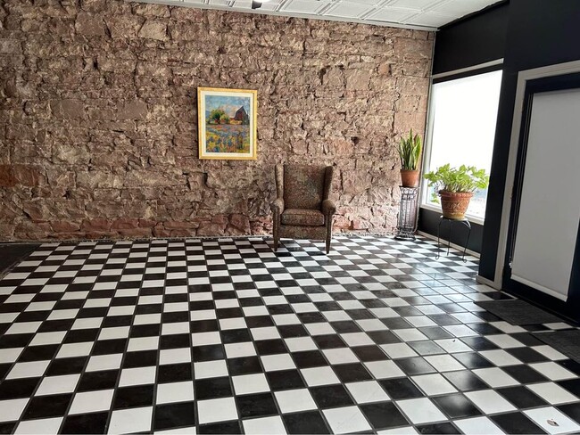 Foto del edificio - 827 W Main St