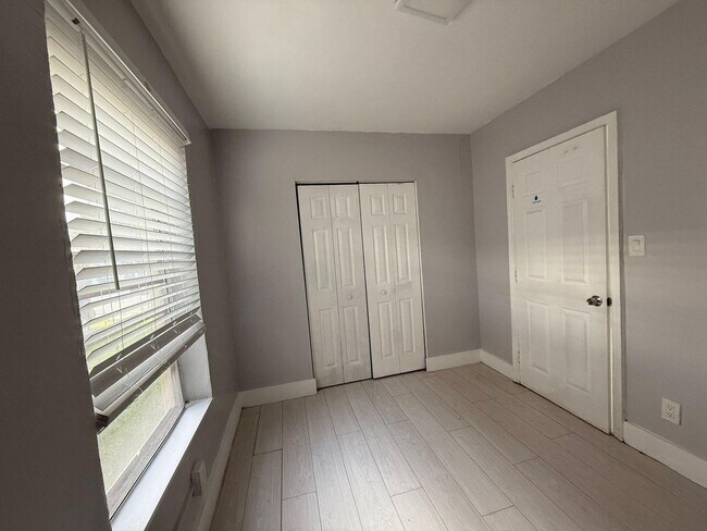 Foto del edificio - 1736 SW 21st St