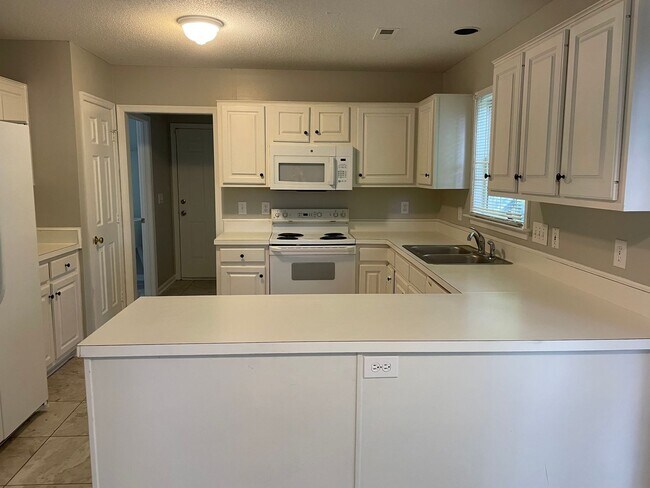 Foto del edificio - Renovated 3 Bedroom Off Groometown Road