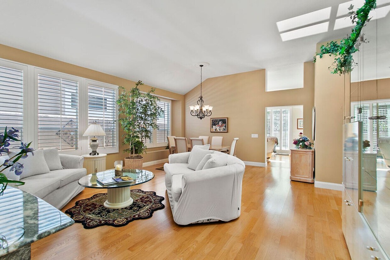 Foto principal - Beautiful and Highly Upgraded Furnished Ho...