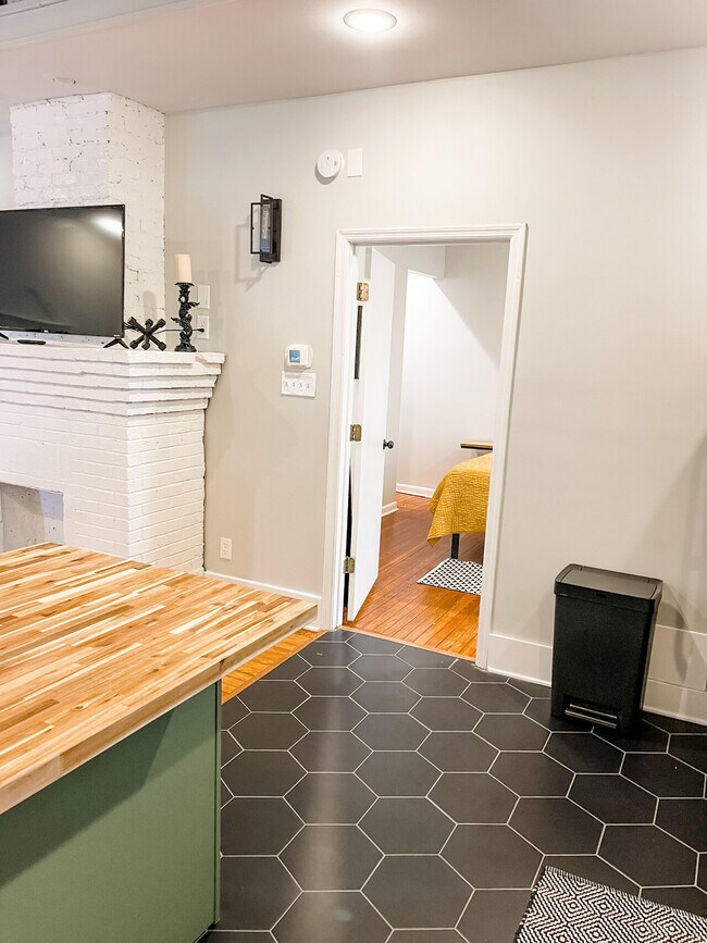 Building Photo - Furnished 2 bed 1 bath on 38th
