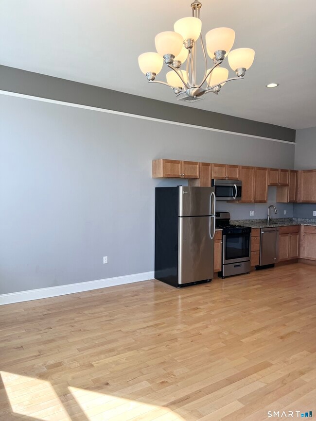 Building Photo - 353 Main St