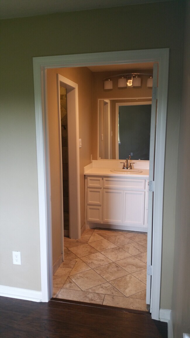 Tocador independiente en el baño principal - 4308 Turtle Creek Dr
