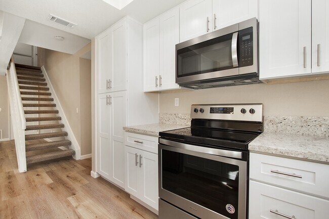 Foto del edificio - Renovated Townhome | Amazing South Coast Metro Costa Mesa Location