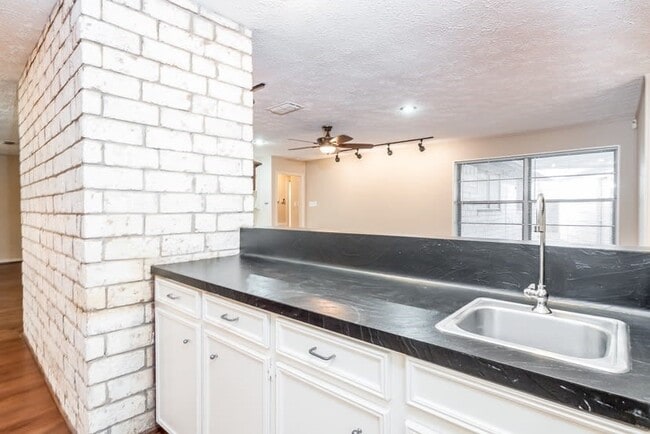 Building Photo - 10127 Sagerock Dr