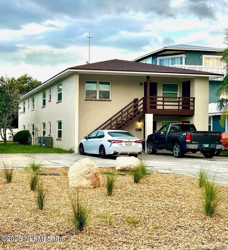 Foto principal - 408 13th Ave N