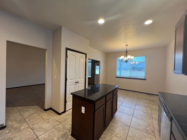 Building Photo - Move in special $400 off first months rent!