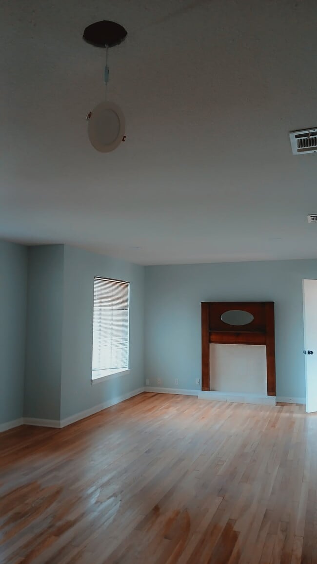 Building Photo - 115 Coyle Pl