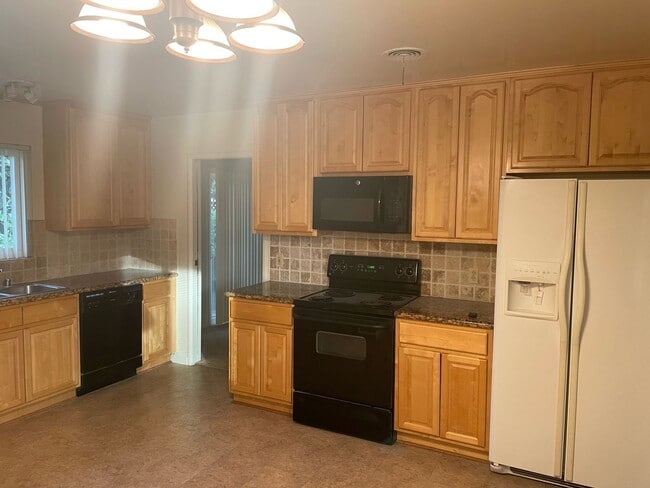 Building Photo - SAN JOSE - Well Maintained 3/2 In A Quiet ...