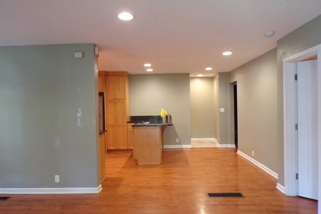 Building Photo - 1420 Dollar St