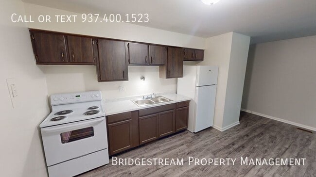 Building Photo - Updated ground level 2 bedroom, 1 bath uni...