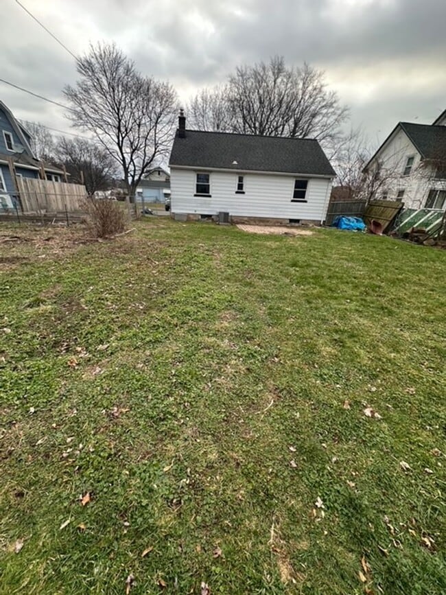 Building Photo - 11 Hedge St