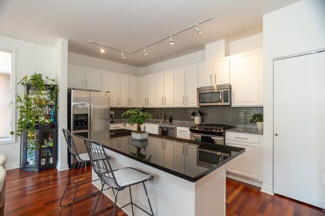 Building Photo - 330 N Clinton St