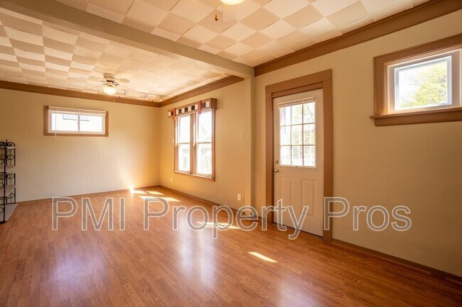 Building Photo - 824 A E Auer Ave