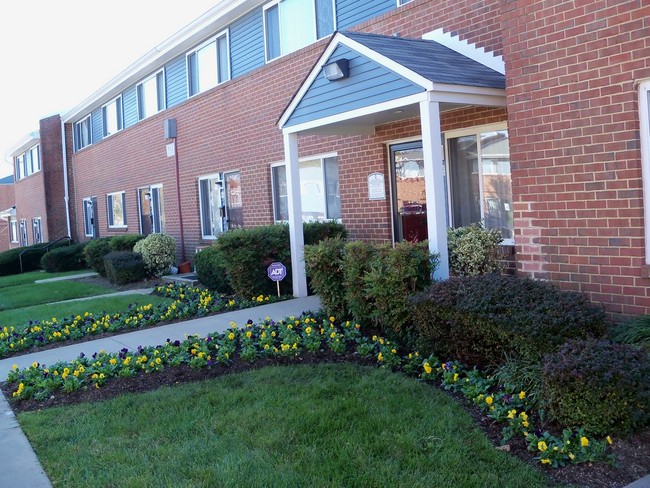 Landscaped Grounds - Bywater Mutual Homes