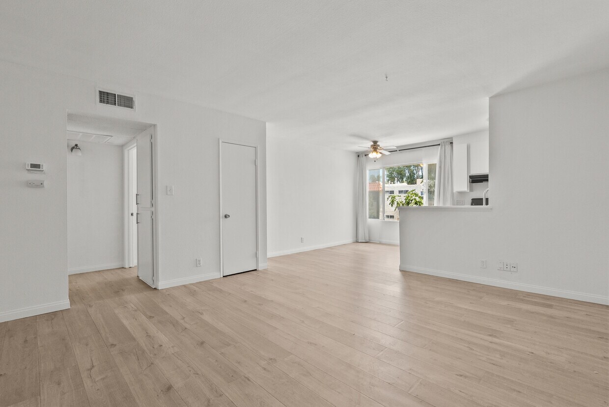 Primary Photo - 21000 Parthenia St