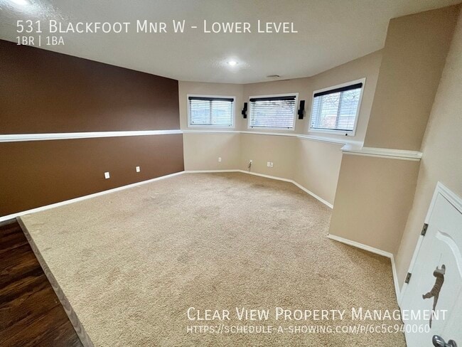 Building Photo - 1 bed, 1 bath suite with garage and utilit...