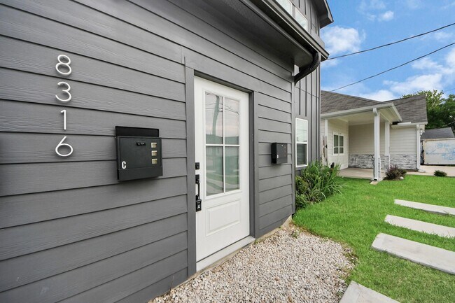 Foto del edificio - 8324 Corinth St