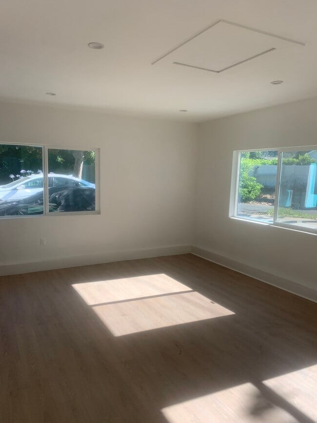 Building Photo - 4822 Aqueduct Ave