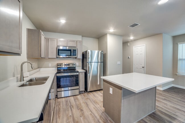 Building Photo - Villas at College Park