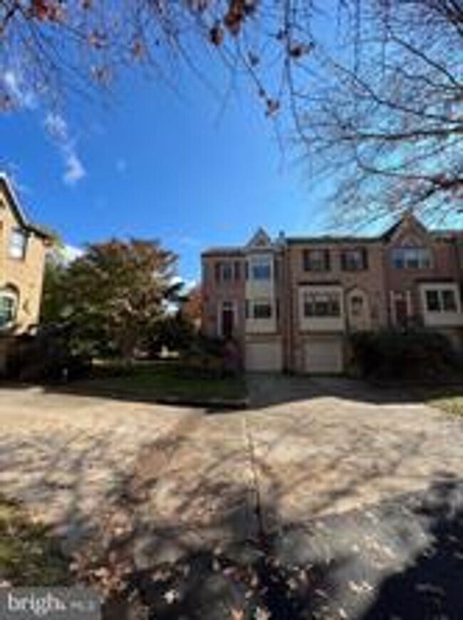 Photo - BEAUTIFUL END UNIT TH NEAR DOWNTOWN ROCKVILLE House