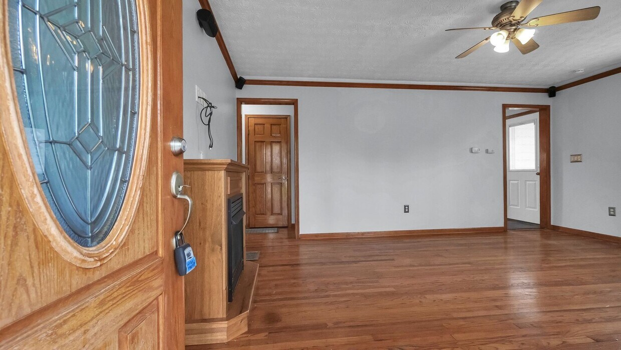 Foto principal - Charming 3-Bedroom Home with Modern Finish...