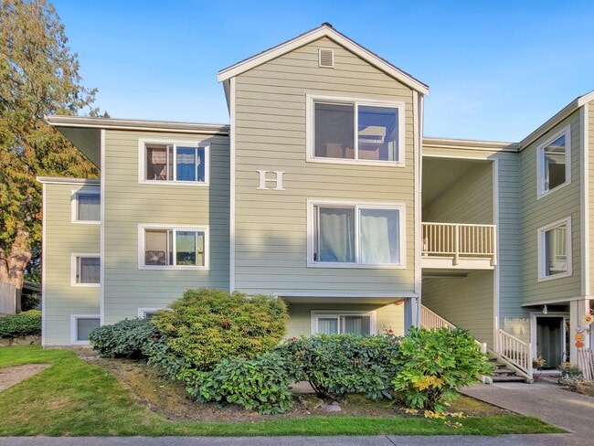 Building Photo - Renton Ridge top unit is available. Great ...