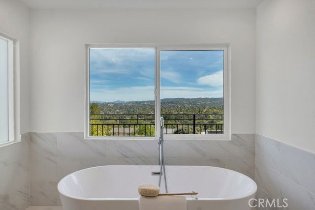 Building Photo - 5952 Woodland View Dr