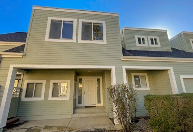 Foto del edificio - Price just reduced! Beautifully updated 4 ...