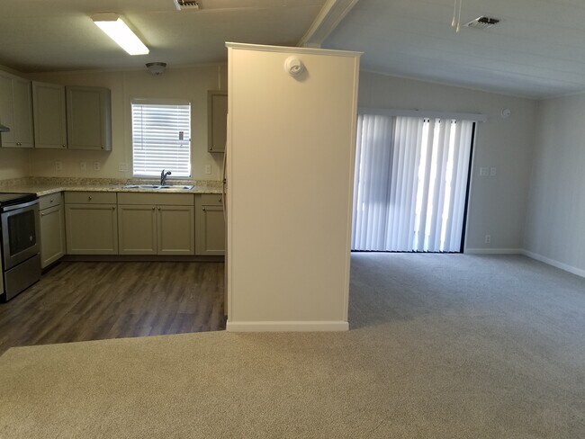 Building Photo - 6323 Lakewood Dr